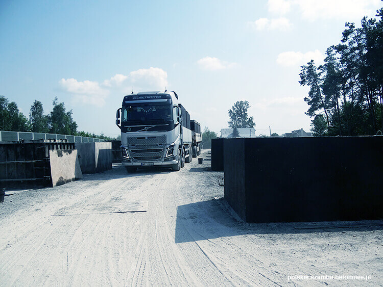 Transport szamb betonowych  w Gołańczy
